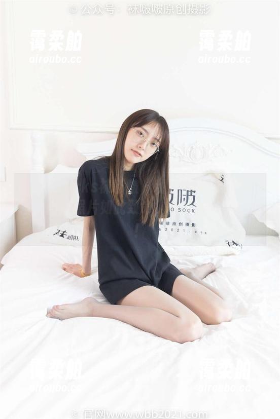 BoBoSocks袜啵啵 - 甜甜圈的厚白丝搭档，高清照片如此致命，真想给她个点赞！