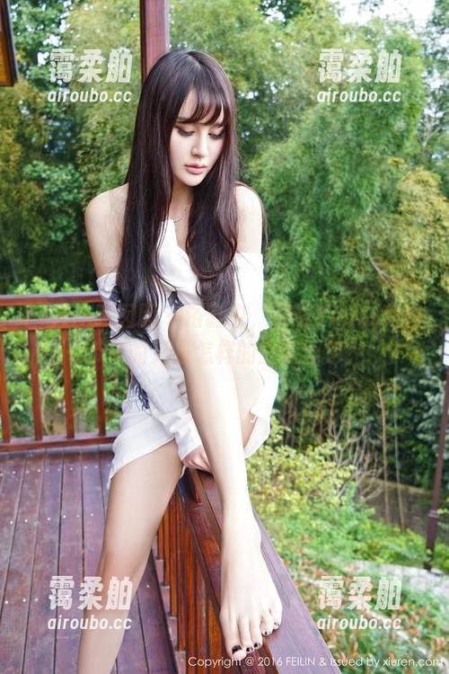 Feilin嗲囡囡-奶茶Emily Feilin嗲囡囡 - 浴缸中,奶茶Emily给你带来的又是怎样的全套图包?
