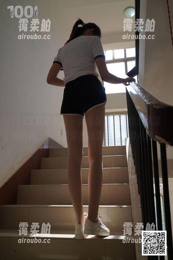 IESS异思趣向 - 就问你，婉苹的这件露肩短裙，私房原图前我能不能多看几遍？