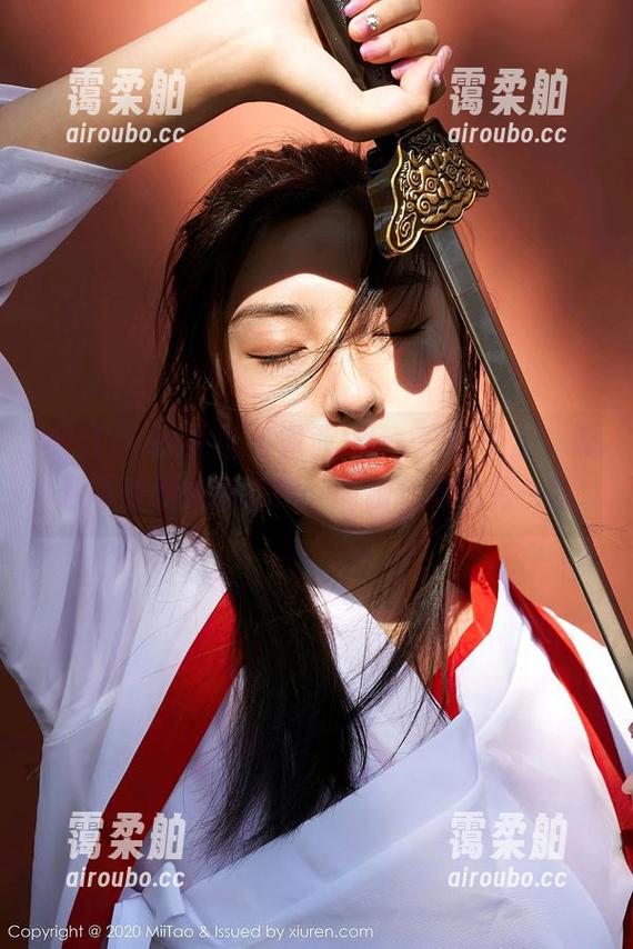 MiiTao蜜桃社 - 露西Lucy在垫子上：踢腿不如踢翻咖啡杯，瑜伽套图的另一面