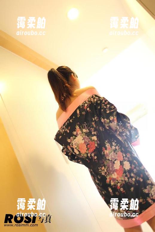ROSI 偷瞄ROSI的翘臀写真:我的眼睛在抗议,我的心在欢呼!