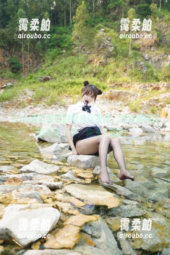 Tina很妖孽呀 Tina很妖孽呀的绿色连衣裙,绝对是网盘的压卷之作,快来下载吧!