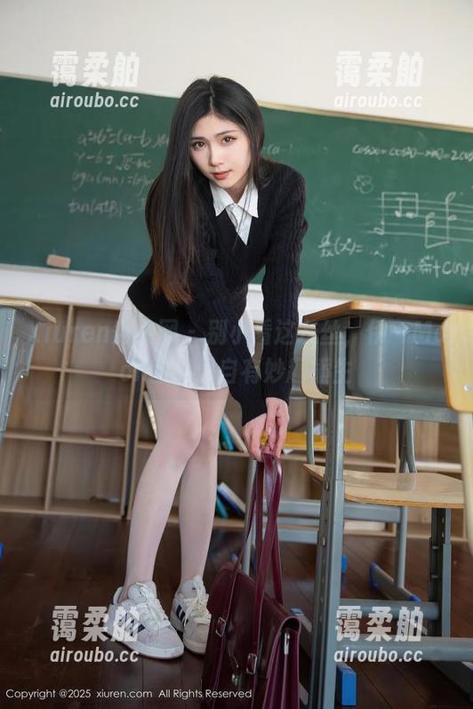 Xiuren秀人网 - 别小看这灰丝，伊一Moon图库里自有妙趣横生