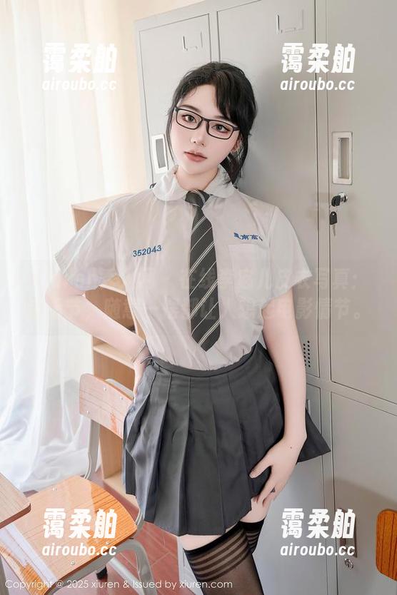 Xiuren秀人网 - 在线李宓儿皮衣写真：这情节，随意一摆都让人想起电影情节。