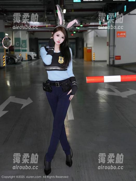 Xiuren秀人网-燕甘甘 Xiuren秀人网 - 燕甘甘与她的丝袜:一场美图与腿线的二重奏