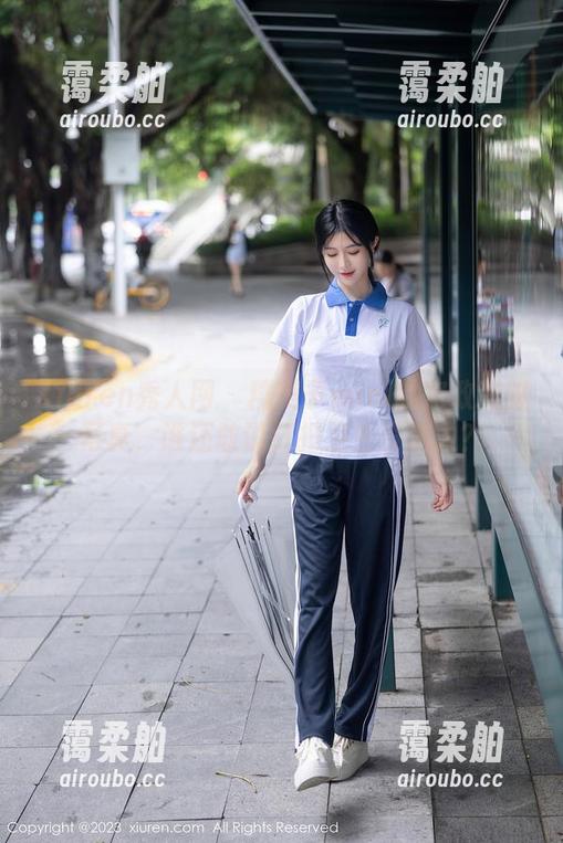 Xiuren秀人网-糯美子mini Xiuren秀人网 - 糯美子mini的家政制服写真,谁还敢说打扫卫生没魅力?