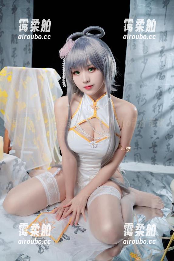 短裙与cos的完美结合——miko酱吖带你开启奇幻之旅！