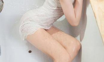 丽柜 - 王炜炜的海边写真，原图里总有几处意外的艳丽，真让人停下来发呆。