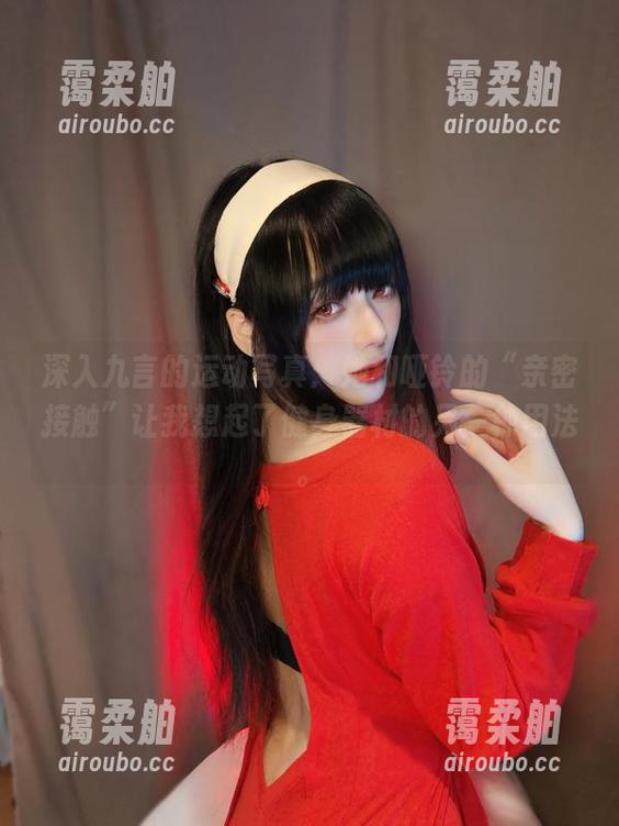 深入九言的运动写真：她和哑铃的“亲密接触”让我想起了健身器材的另一种用法。