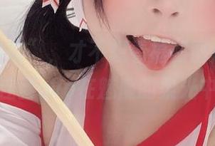 我，“咳咳”，才不想看福利图片，只是看着佳佳酱ovo在魅魔的柔光中发呆。
