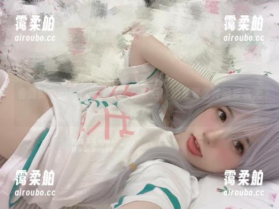 倦倦喵 看倒影中的倦倦喵,穿上皮衣后,她是要么冷酷要么无聊?