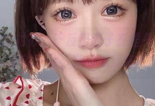定制的白衬衫，千反田鹿子在里头像个散步的云朵，随时飘起来？