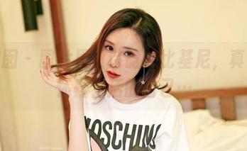 嗲囡囡 - 图片里贾诗晗的比基尼，真让我怀疑生活的自己…