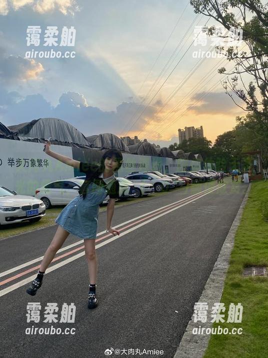 大肉丸Amiee的黑丝速递，陪你体验无圣光的霸气，套图随意〒(￣0￣)随便欣赏。
