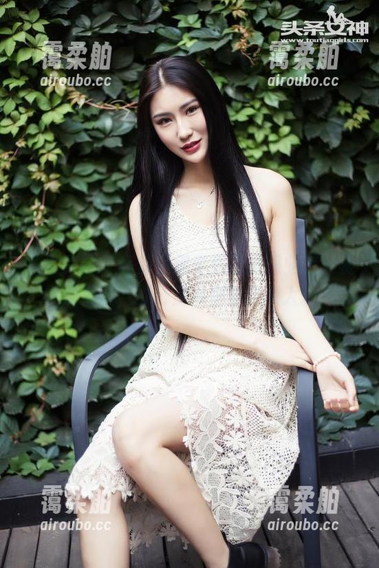 头条女神-李思彤 头条女神 - 高清呈现李思彤的职业装,资源满满,办公室风都变得撩人。