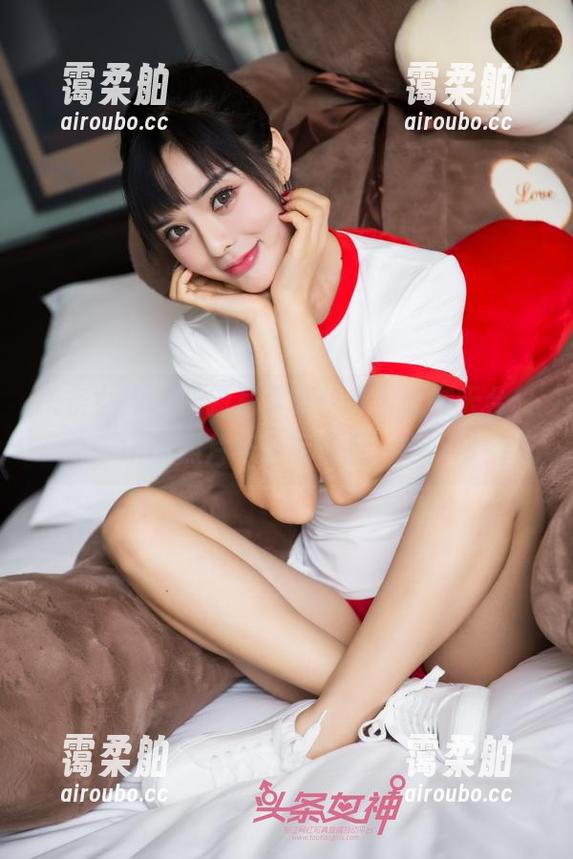 头条女神 - 最新写真集：瑞宝儿在天台，听说照片与天际线有一腿。
