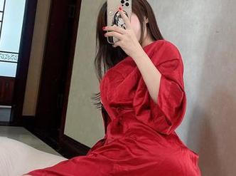 微密圈 - 照片里的奶宝妹纸在静谧夜晚成为泳池的一部分，挑逗着每一个翻阅者的好奇心。