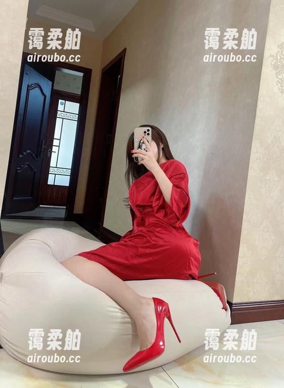 微密圈 - 照片里的奶宝妹纸在静谧夜晚成为泳池的一部分，挑逗着每一个翻阅者的好奇心。
