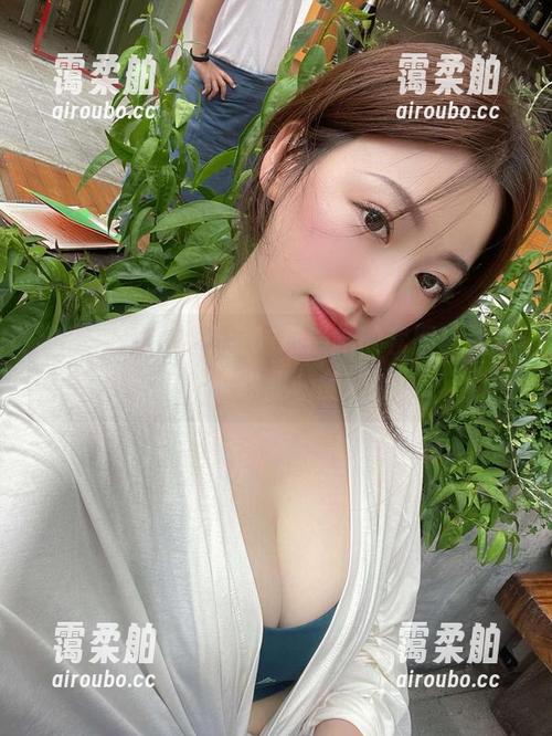 微密圈 - 啊，奶宝妹纸最新的套图，快来看看她“吻我”的表情！