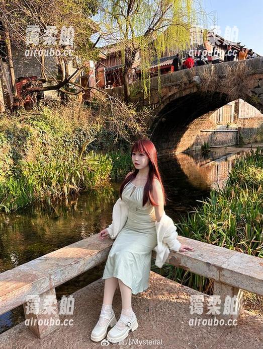 宝儿mysterial泳池写真，cos放飞想象，别有洞天