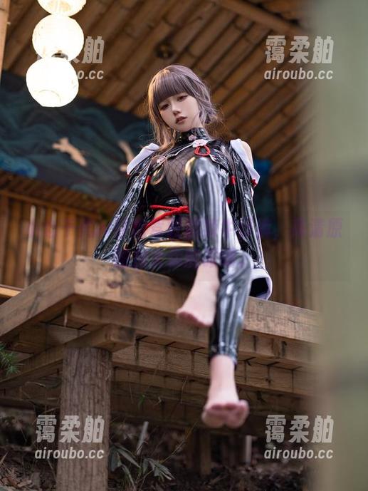 小仓千代w轻松驾驭超辣牛仔裤，高清原图放大你的眼睛。