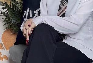 小众视觉 - 两眼盯着玲玲的JK作品，衣服太好看了，这颜色要跟我买吗？