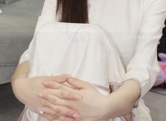 小众视觉 - 芳芳的白衬衫图包，里头不只是白色，似乎掺了几许气质进去。