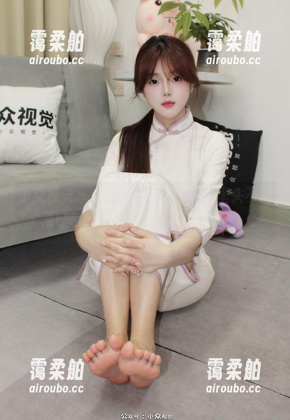 小众视觉 - 芳芳的白衬衫图包，里头不只是白色，似乎掺了几许气质进去。
