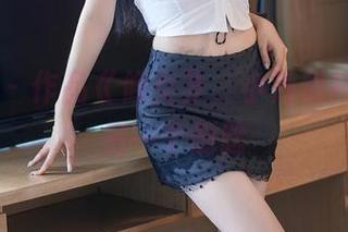 尤蜜荟 - 作品《修女》，小海臀Rena的另一个侧脸