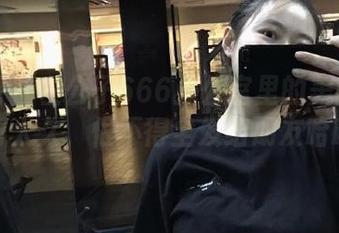 微密圈 - 左公子666办公室里的美图被我盯得太久，恨不得全发给朋友哈哈！