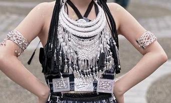 看御子Yumiko秀写真，裤里丝玩得真花样，我是说她的姿势。