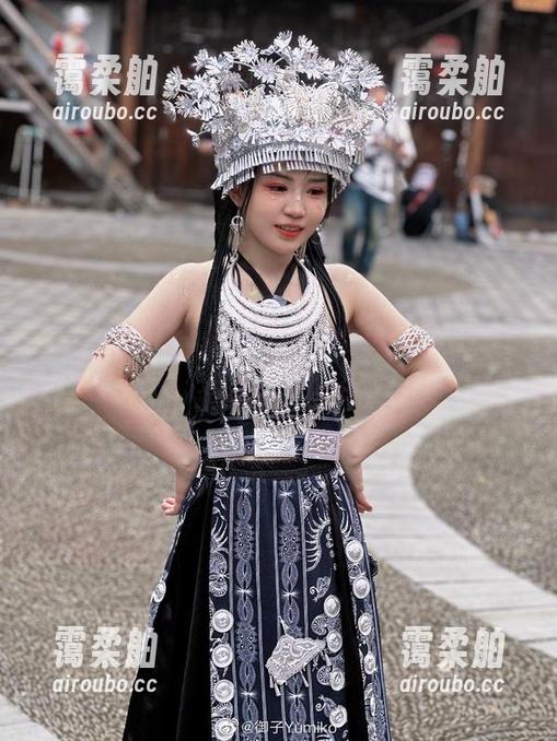 看御子Yumiko秀写真，裤里丝玩得真花样，我是说她的姿势。