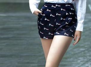 推女郎 - 杨伊图包白丝版，带你体验无圣光的无限可能！