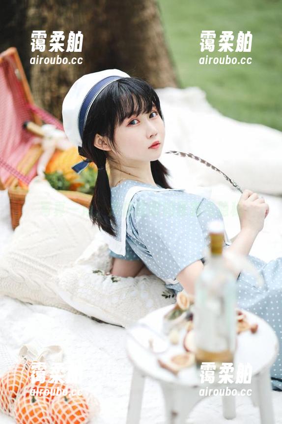 写真一角，是依酱呀的暴露与隐秘