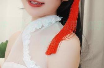 作品之中，木之本果的吊带，似乎在窃窃私语。