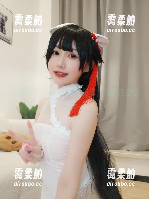 作品之中，木之本果的吊带，似乎在窃窃私语。