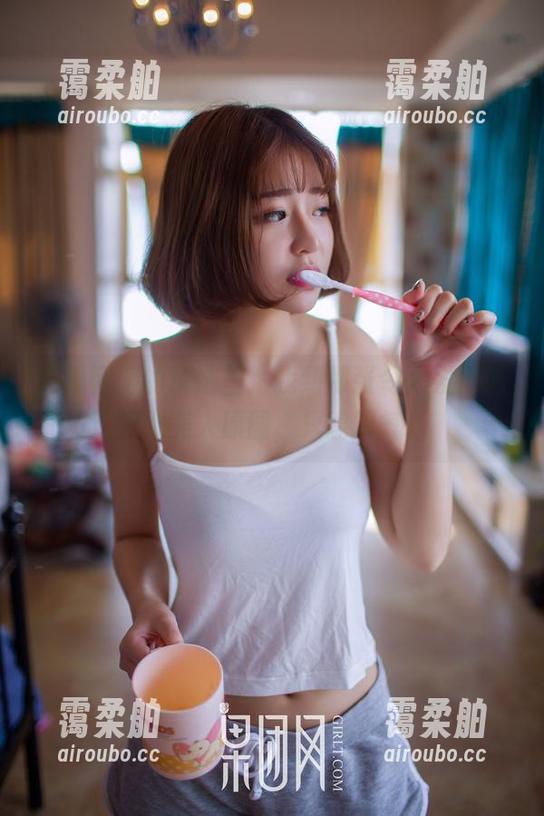 在果团网的精选里，找到那张令人发愁的朦胧美人原图，只能叹气。