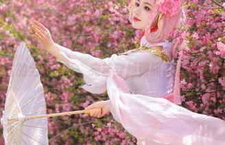 看！桃暖酱的全套写真，宛若穿越到旗袍的幽幽时光中……