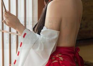 图册中的桜井宁宁，总让人好奇她的小白猫和蕾丝内衣的相遇。