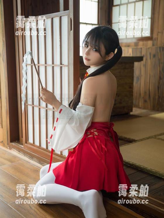 图册中的桜井宁宁，总让人好奇她的小白猫和蕾丝内衣的相遇。