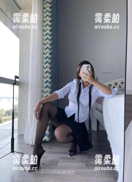 微密圈 - 裙摆与灰丝的完美结合，洁己u在美图中的光彩斐然