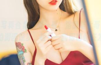 这组写真合集值得一看，洛丽塔大哥和甄姬的游园惊梦，轻轻一翻眼睛都在发亮
