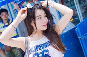 爱蜜社 - 无法移开眼睛，张思允的裸足写真充满了随性的撩拨，让人意犹未尽。