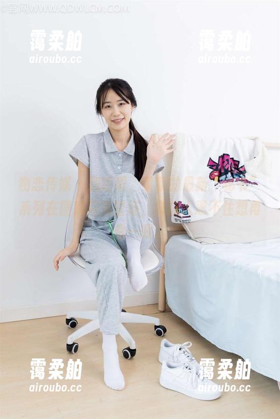 物恋传媒 - 别眨眼，菜菜的最新“秘书”系列在图库闪亮登场，真让人忍不住想再看一眼。