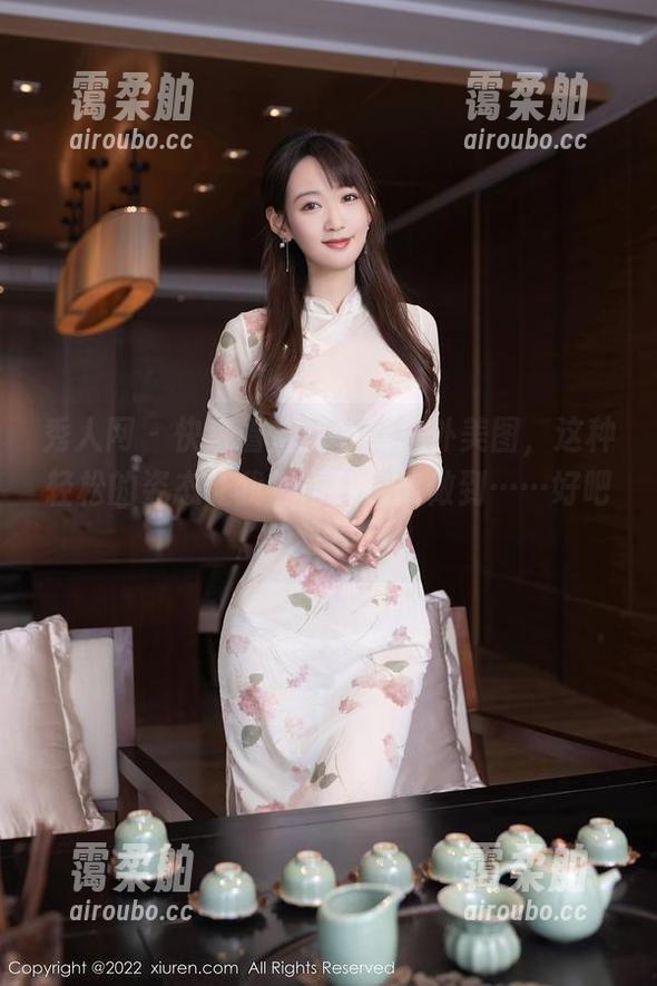 秀人网-金妍兮 秀人网 - 快来看金妍兮的户外美图,这种轻松的姿态让我觉得我也能做到……好吧,也许不行。