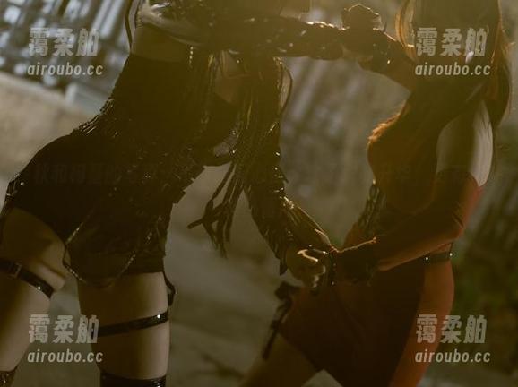 秋和柯基的写真：吊带搭配心得，除了优雅升华，更有柯基热情！