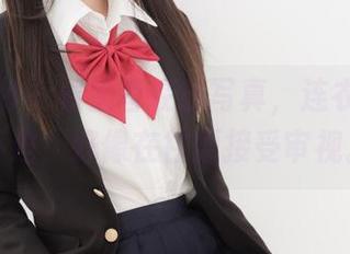 紧急企划 - 看奶昔在线写真，连衣裙从容不迫，好像在甘愿接受审视。