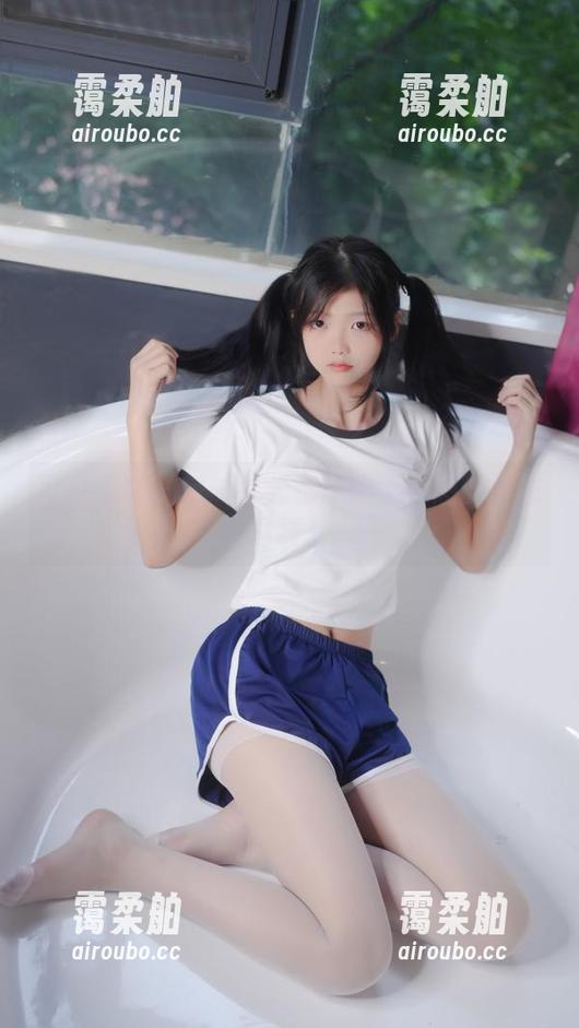 紧急企划 - 每一缕光都想吻上小恩的棉袜写真。