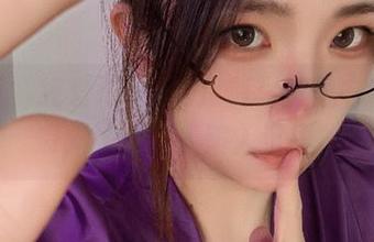 不说了，纯爱neko的定制写真里衣物的丝滑，绝对让人陷入沉思。