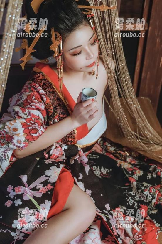 自闭颜球球豹纹内衣写真图册，掩藏的不止是布料，还有故事。